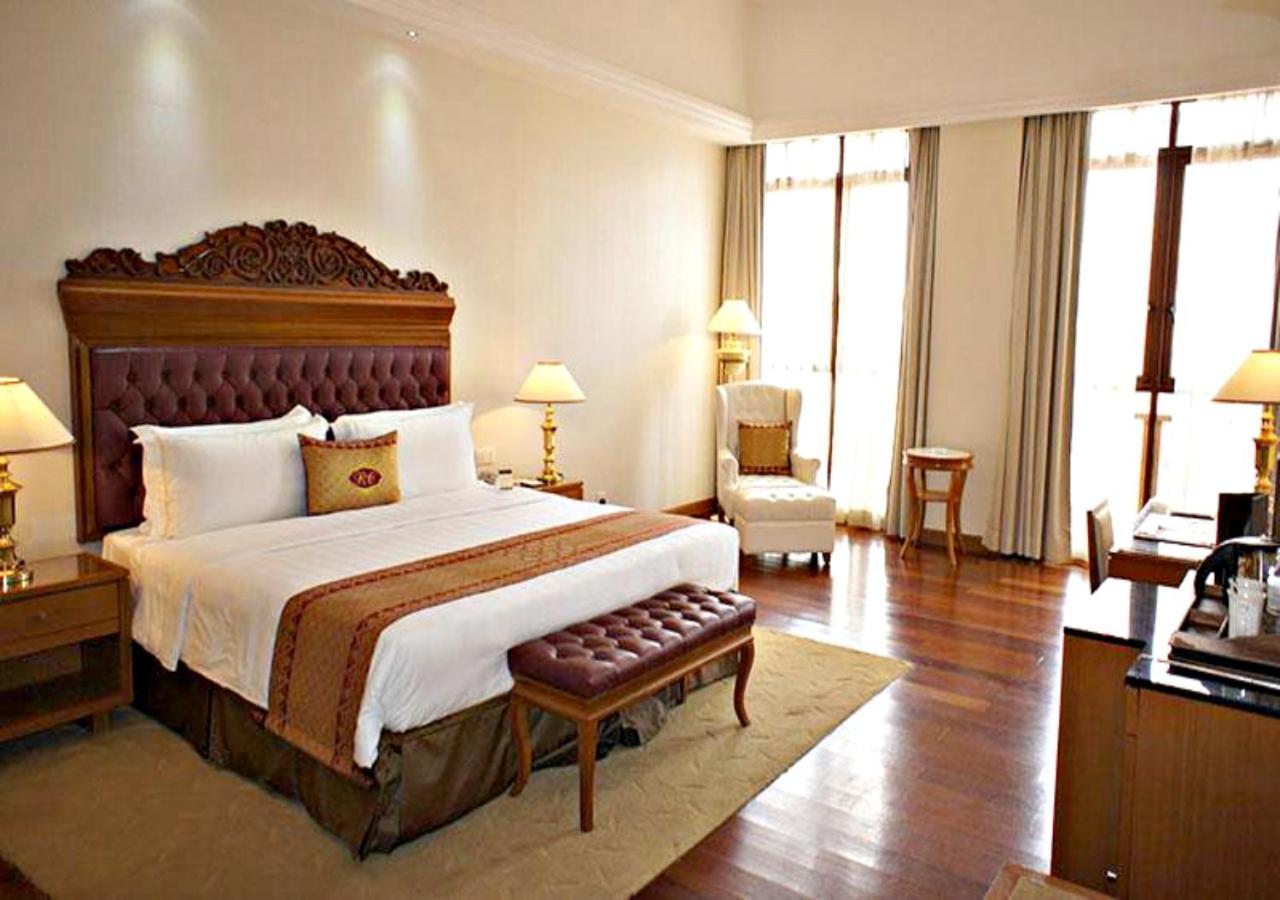 Hotel Royale Chulan Kuala Lumpur Exterior foto A room at the hotel