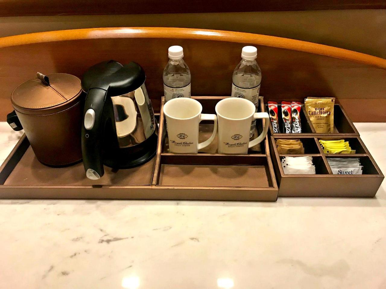 Hotel Royale Chulan Kuala Lumpur Exterior foto A tea and coffee tray in a hotel room