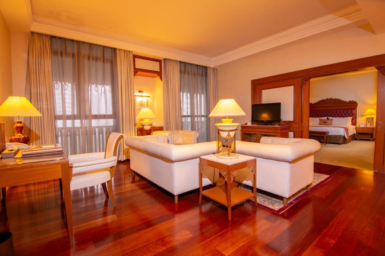Hotel Royale Chulan Kuala Lumpur Exterior foto Suite at the hotel