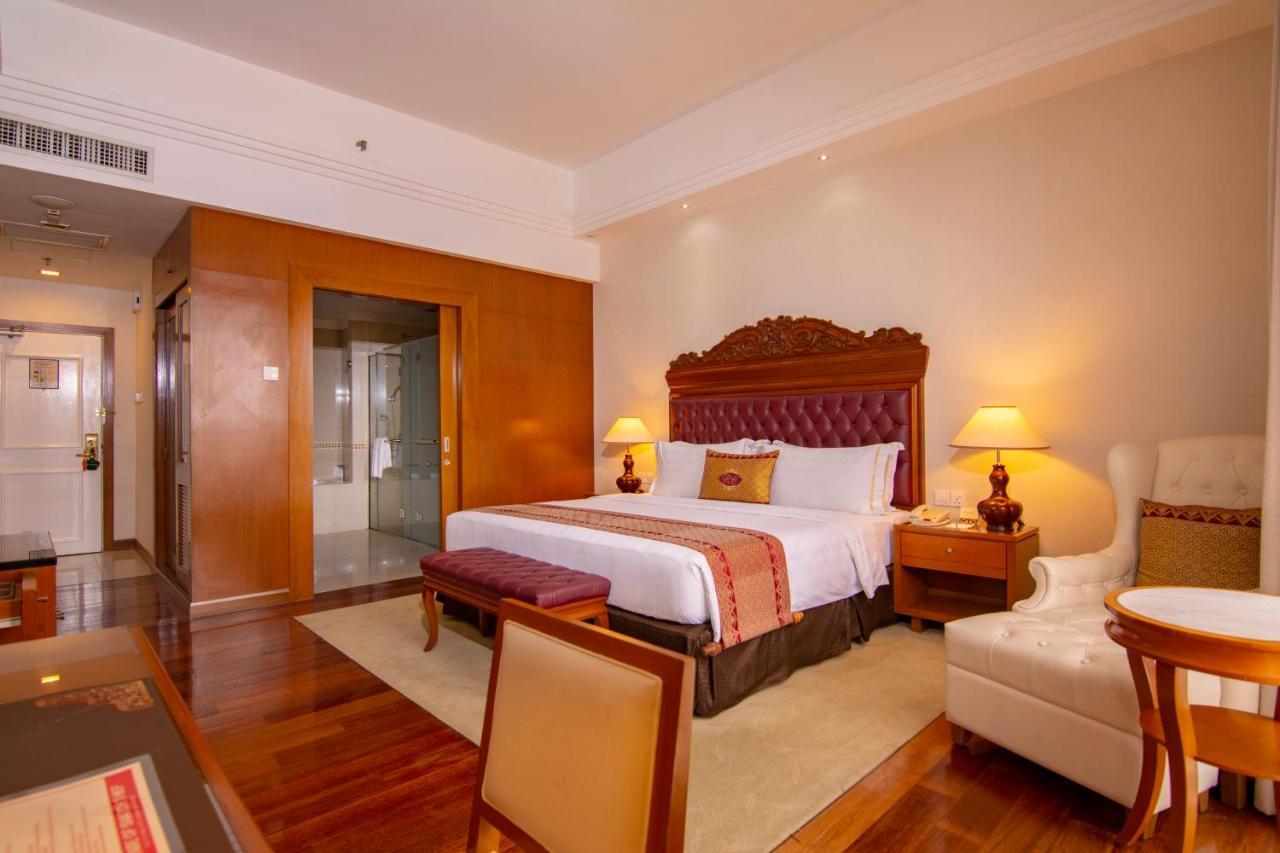 Hotel Royale Chulan Kuala Lumpur Exterior foto A bedroom at the hotel