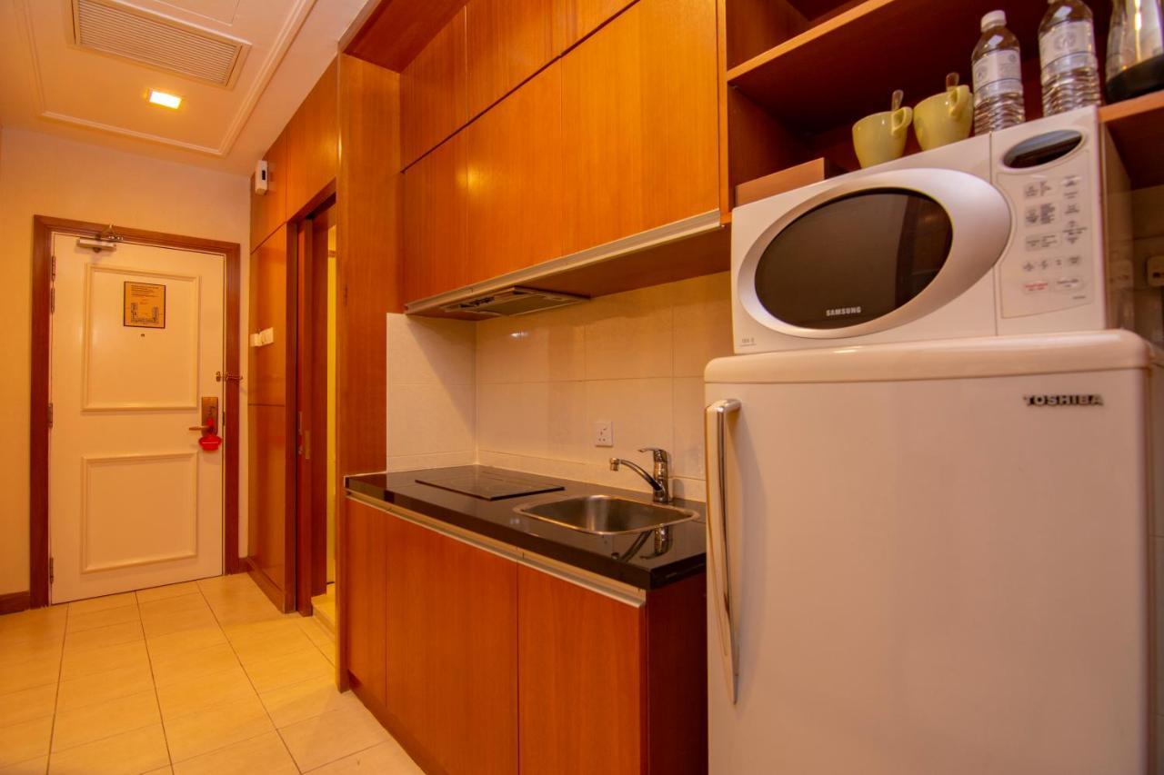 Hotel Royale Chulan Kuala Lumpur Exterior foto A kitchenette in a hotel room