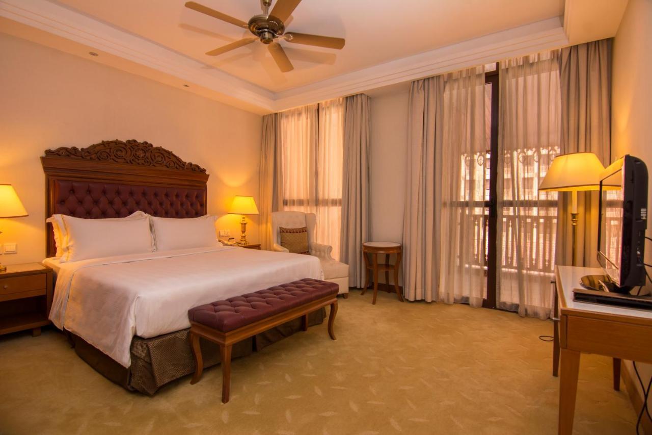 Hotel Royale Chulan Kuala Lumpur Exterior foto A room at the hotel