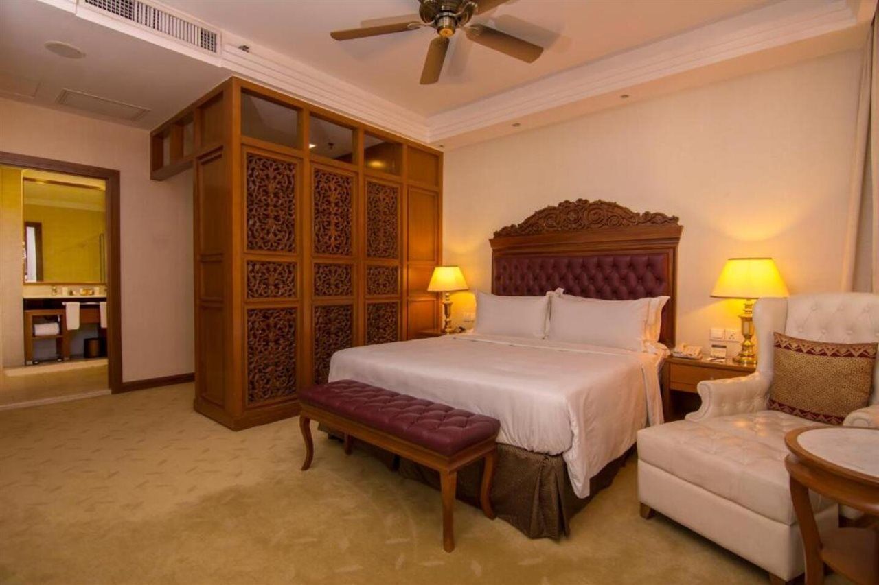 Hotel Royale Chulan Kuala Lumpur Exterior foto A bedroom at the hotel