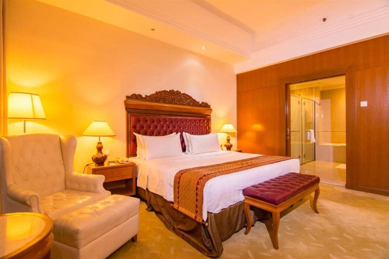 Hotel Royale Chulan Kuala Lumpur Exterior foto A bedroom at the hotel